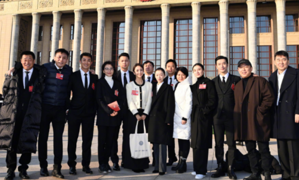 佟麗婭曬出文代會合影，即便是在寒冷的冬季，狀態依舊很好