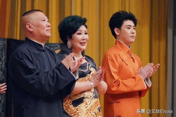 郭德綱45歲嬌妻出遊,穿牛仔外套染綠髮似網紅,身材瘦一圈大變樣 郭德綱45歲嬌妻出遊,穿牛仔外套染綠髮似網紅,身材瘦一圈大變樣