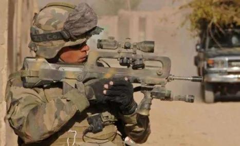 武器：（二十六）“法蘭西勇士”-法國FAMAS突擊步槍