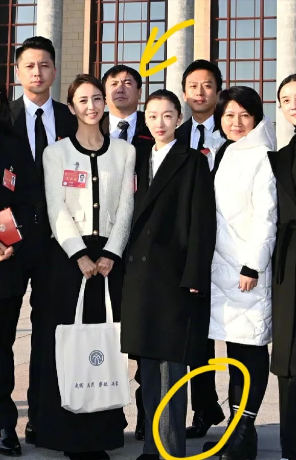 眾星齊聚人民大會堂，亮相新聞聯播，劉昊然黃曉明前排就坐