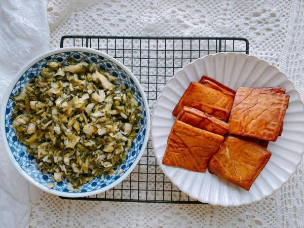 秋冬季節才有的下飯菜，加點豆乾簡單炒一炒，一口氣能吃好幾碗飯