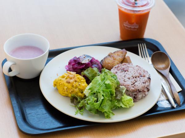 咖啡與書｜比起暢銷的書，更想放“有熱量的書”的Hama House