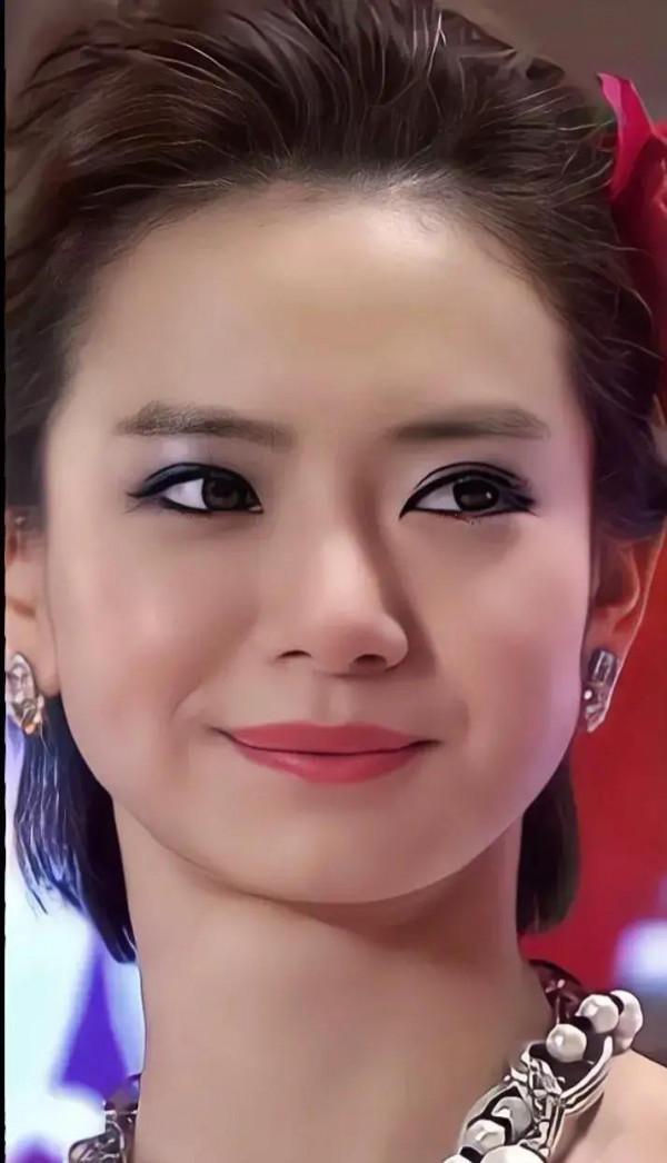 演員戚薇美照歡迎觀看