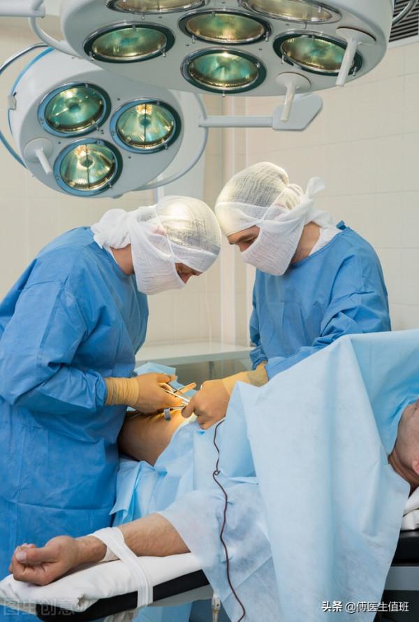 男子下肢瘙癢，長滿潰瘍就醫，醫生嘆氣：已經成老爛腿了