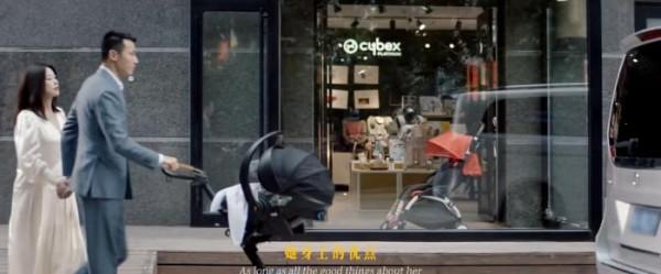 朱珠春節曬瑜伽照，假裝在海邊姿態婀娜，女兒在一旁練抬頭萌態足