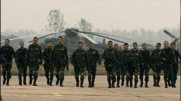 吳京200億登頂國內票房，曾嫌他賺不到500萬的初戀，如今過得咋樣