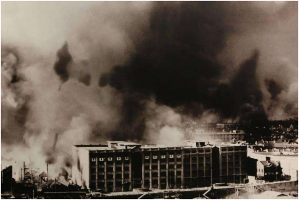 電影《八佰》中，士兵抱著手榴彈一個個往下跳，直接扔不行嗎？