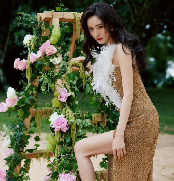 楊冪膚白貌美，長髮飄飄，人比花嬌，溫柔似水