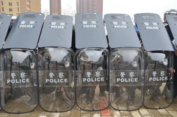 現代盾牌能不能防彈?如果護頭不護腳,為何警察巷戰時人手一塊? 現代盾牌能不能防彈?如果護頭不護腳,為何警察巷戰時人手一塊?