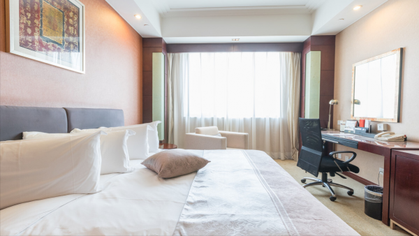 酒店床尾放的一塊橫布，到底有什麼用？床頭為何還要放四個枕頭？