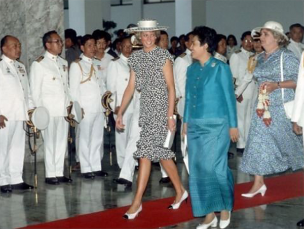 1988年戴安娜訪問泰國,泰王嫌棄肥胖妻子不讓入鏡,頌妃記恨至今 1988年戴安娜訪問泰國,泰王嫌棄肥胖妻子不讓入鏡,頌妃記恨至今