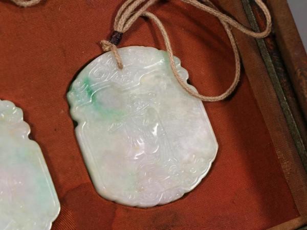 清 老翡翠八仙牌一套。規格：長5.5cm 寬4.55cm 單重37.3g