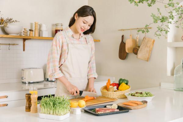 每個優雅女人背後，可能都有臺雲米AI抽油煙機EyeBot2煙灶套裝