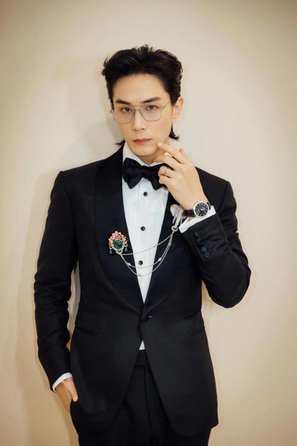 穿西裝的李承鉉果然更加分,感受到戚哥的快樂 穿西裝的李承鉉果然更加分,感受到戚哥的快樂