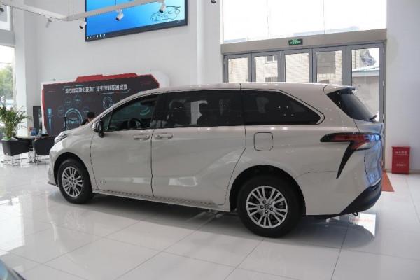 【到店實拍】外形激進，空間優秀，全系2.5L混動，豐田賽那實拍