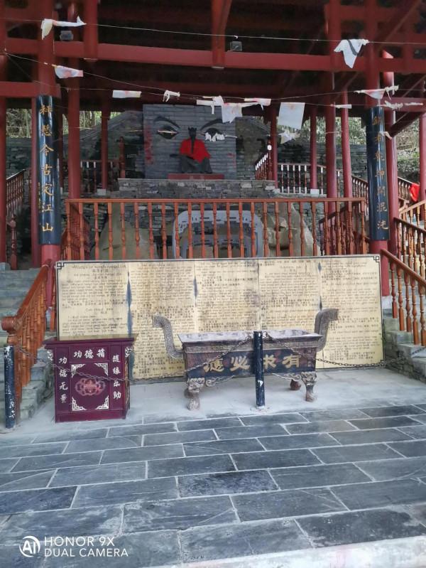 苗寨景區旅遊,看上價值2500元的銀碗值得買嗎?有沒有收藏價值? 苗寨景區旅遊,看上價值2500元的銀碗值得買嗎?有沒有收藏價值?