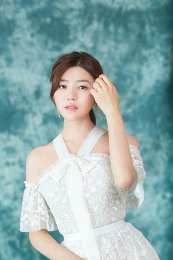 披頭散髮已經過時了，今年流行這5款髮型，青春時尚顯臉小