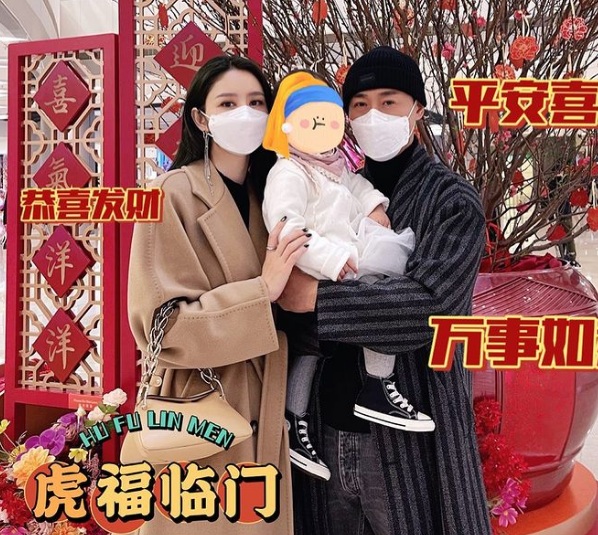 林峰帶妻女給大家拜年，懷抱女兒甜蜜出鏡，妻子張馨月變化大