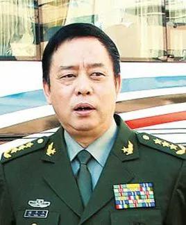 蘭州軍區第一政委劉鼕鼕坐車遭遇歹徒碰瓷,將軍說:跟我去取錢 蘭州軍區第一政委劉鼕鼕坐車遭遇歹徒碰瓷,將軍說:跟我去取錢