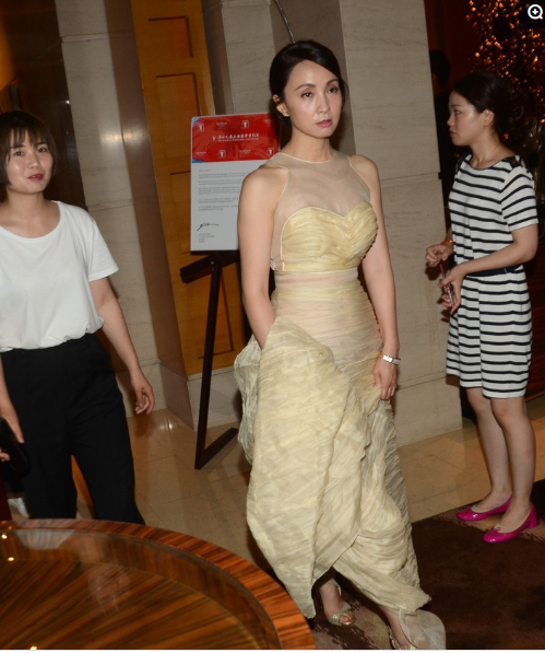 45歲陶虹現身酒店，女助理霸氣開道：要拍就拍好看一點