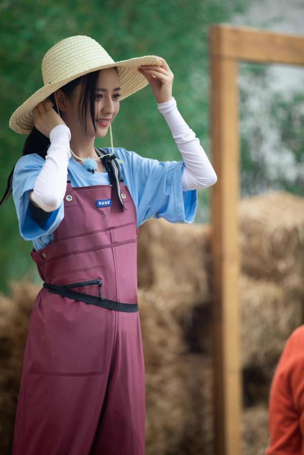 佟麗婭“鄉村”裝扮超質樸，即便生過孩子，也依然保持少女活力