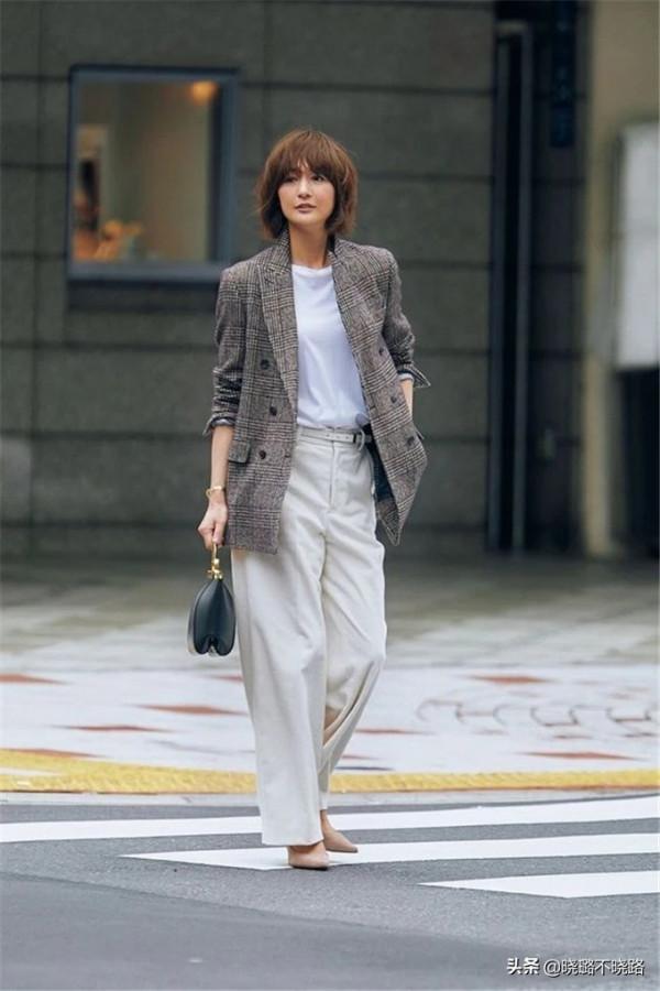 越簡約、越高階！這位52歲日本主婦的“極簡穿搭”，照著穿保準美