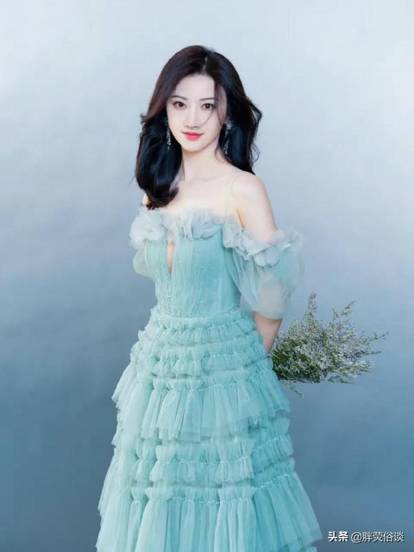 景甜一身綠色蛋糕裙，手捧一束鮮花，美麗優雅