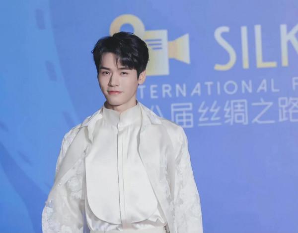 龔俊絲綢之路閉幕紅毯，白絲綢外套或黑西裝金絲眼鏡，你喜歡哪個