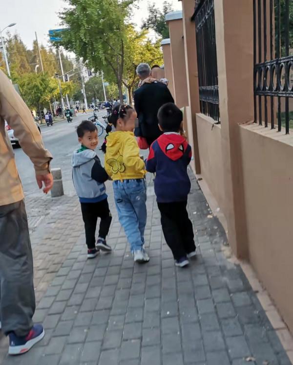 栩旗育兒成長記055天:第一次和女生牽手,第一次打架 栩旗育兒成長記055天:第一次和女生牽手,第一次打架