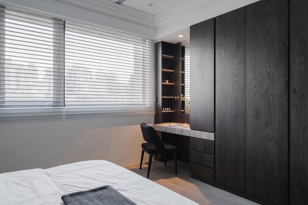 陽光明媚，灰白相間的公寓