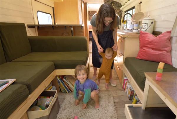 一家四口低價買2001年廢舊大巴，將22㎡空間變成蝸居，生活太幸福