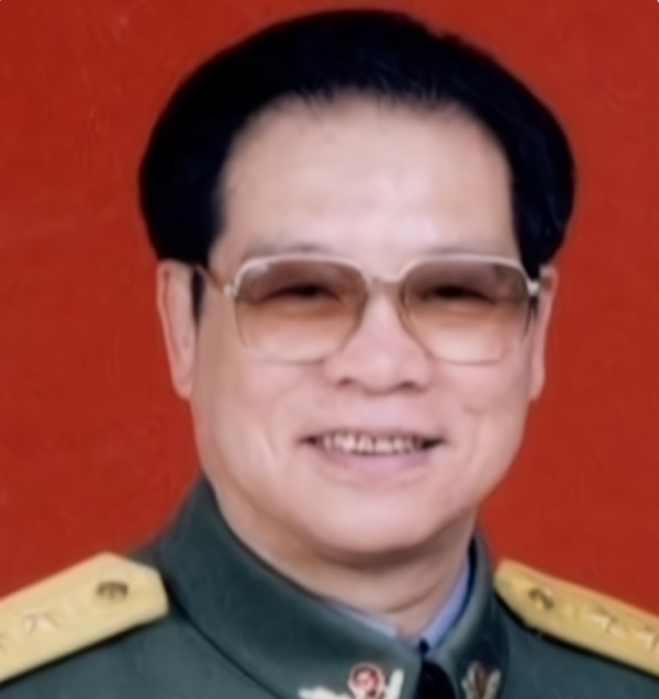 他是武警第四任司令員巴忠倓,63歲成為中將,卻在66歲引咎被免職 他是武警第四任司令員巴忠倓,63歲成為中將,卻在66歲引咎被免職