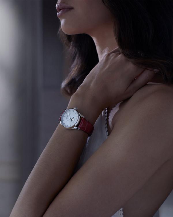 在傳統和創新之間,浪琴不做單選題 在傳統和創新之間,浪琴不做單選題