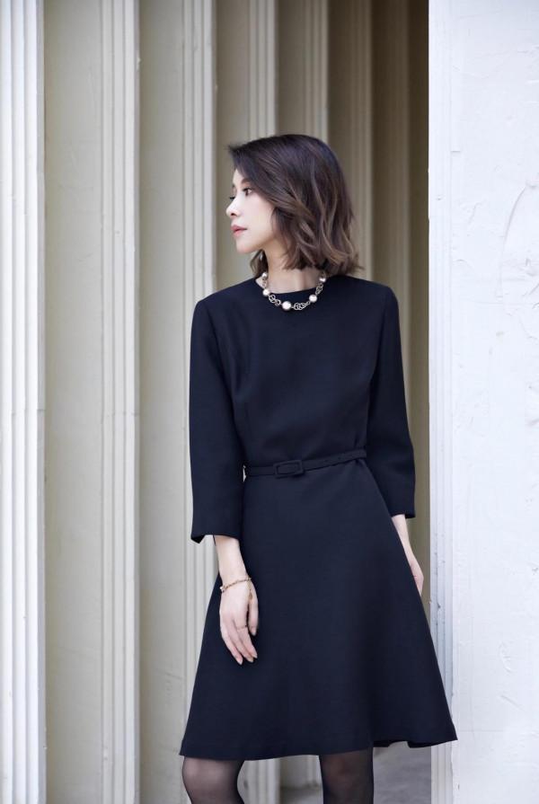 冬季穿搭沒頭緒？不妨試試這些純黑色連衣裙，時髦百搭不挑人