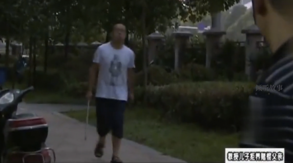 15年前輸光家產丟妻棄兒，今兒子成教授上門求贍養，兒子拎起棍棒