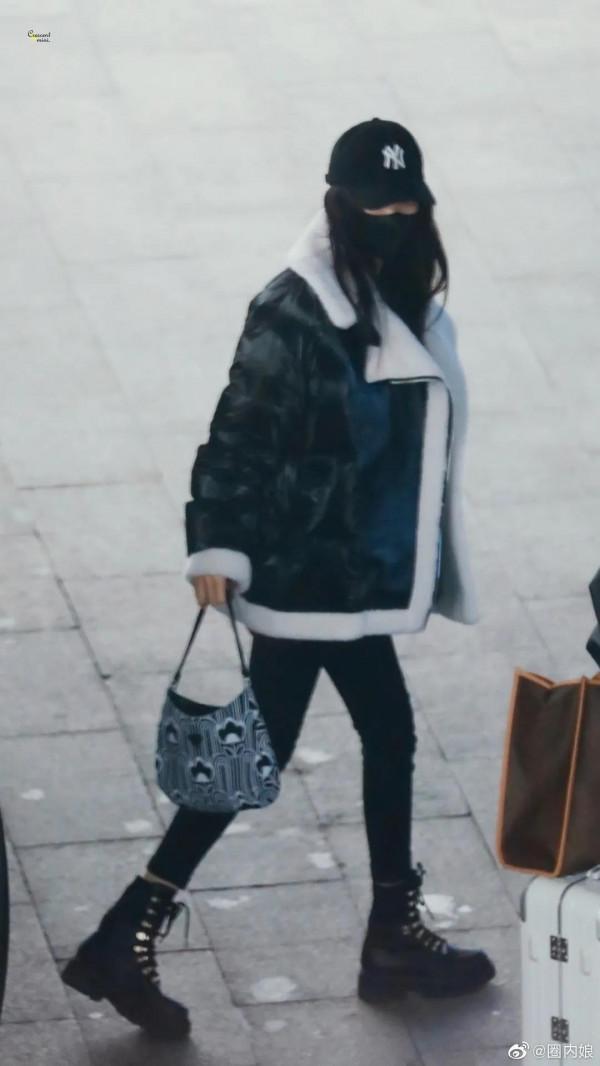 楊冪機場飯拍圖～黑色毛絨夾克+馬丁靴，酷颯幹練私服好好看