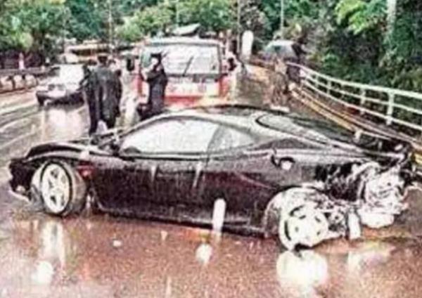 “謝大腳”和“香妃”是同班同學，兩人都死於車禍，都沒生孩子