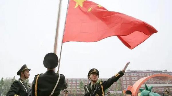 6年前，冒雨等看升國旗