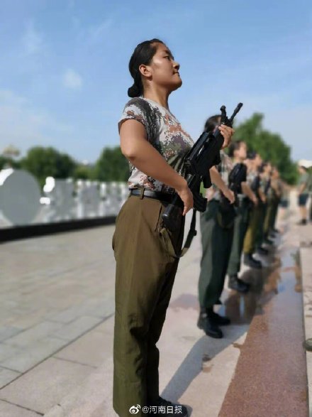 升國旗時要搖125~130圈手柄