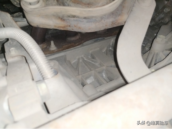 12年的日產天籟大沙發,5W就能帶回家?檢測師:車況實屬拉胯 12年的日產天籟大沙發,5W就能帶回家?檢測師:車況實屬拉胯