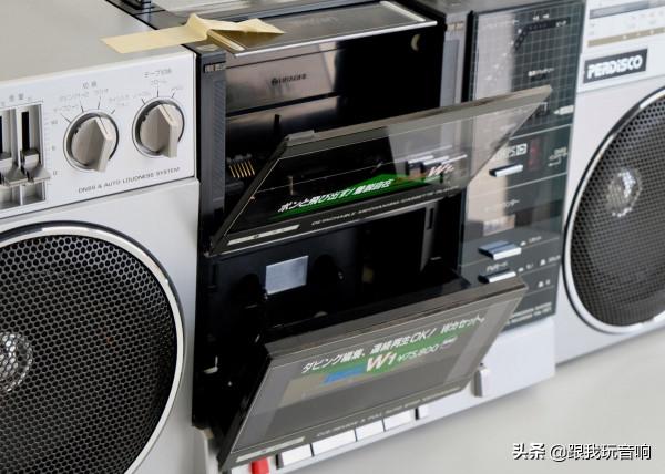 80年代一款非常獨特的音響，帶有兩個磁帶播放器（一個可拆卸）