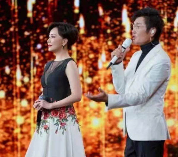 國慶晚會明星造型：劉嘉玲美豔開場，朱一龍寸頭獻唱，劉濤甜美