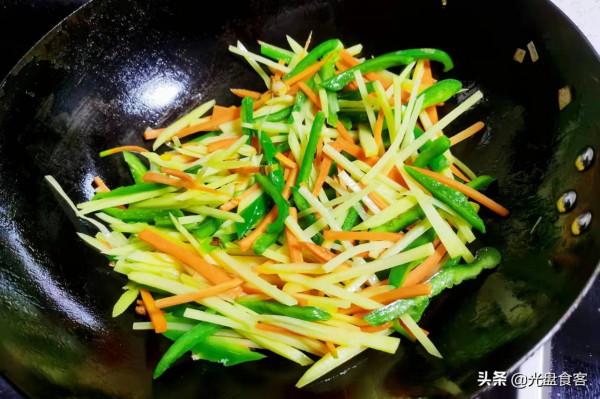 冬天，雞蛋和這三樣一起炒，營養非常全面，孩子常吃，順利過冬