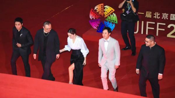 北影節閉幕式紅毯：關曉彤和唐嫣撞衫，周深穿高跟鞋，鞏俐黑白配