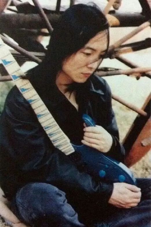 許巍：一首《執著》藏盡了不甘，52歲的他為何被稱為許少年？