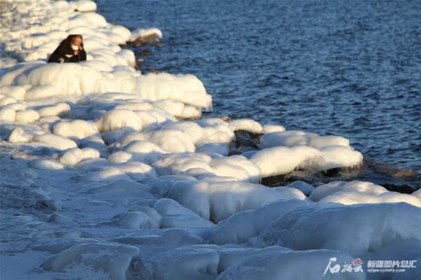 賽里木湖出現脂玉鑲邊景觀