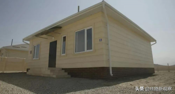 吉爾吉斯斯坦-塔吉克衝突地居民領到戰後重建房鑰匙了 吉爾吉斯斯坦-塔吉克衝突地居民領到戰後重建房鑰匙了