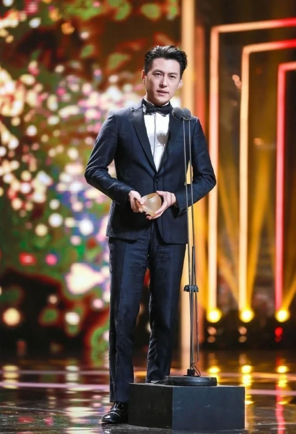 靳東真成老幹部了！穿大衣開會儒雅氣質同齡人中少有，央視臉超帥