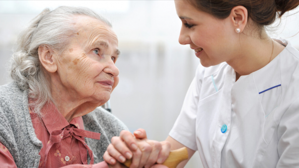 72歲大爺傾訴：僱用住家保姆前，一定要和保姆談好這3個條件