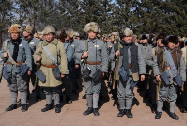 金日成訪華，被少將王明貴摟住脖子，周恩來批評道：他已不是營長